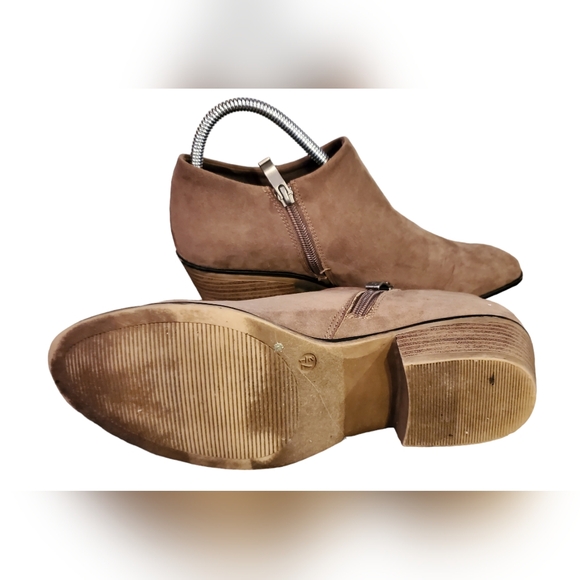 Xappeal “Sabine Taupe” Zippered Suede Ankle Boots/Booties Shoes (Womens Size 7M) - Picture 5 of 9